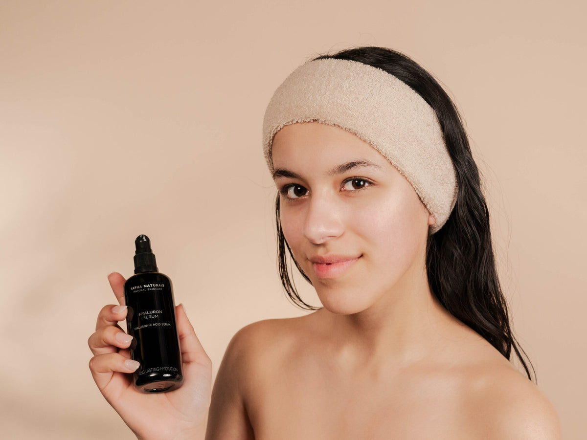 Model mit Hyaluron Serum von Kapua Naturals