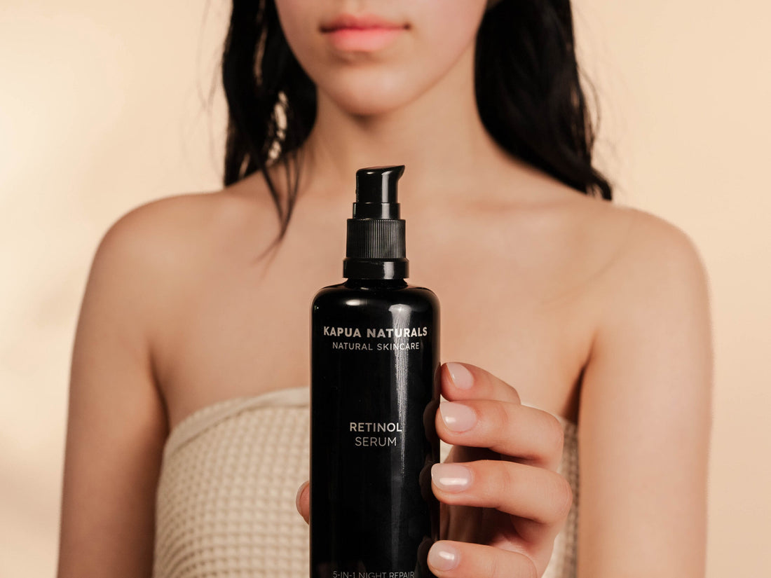 Model zeigt das Retinol Serum von Kapua Naturals