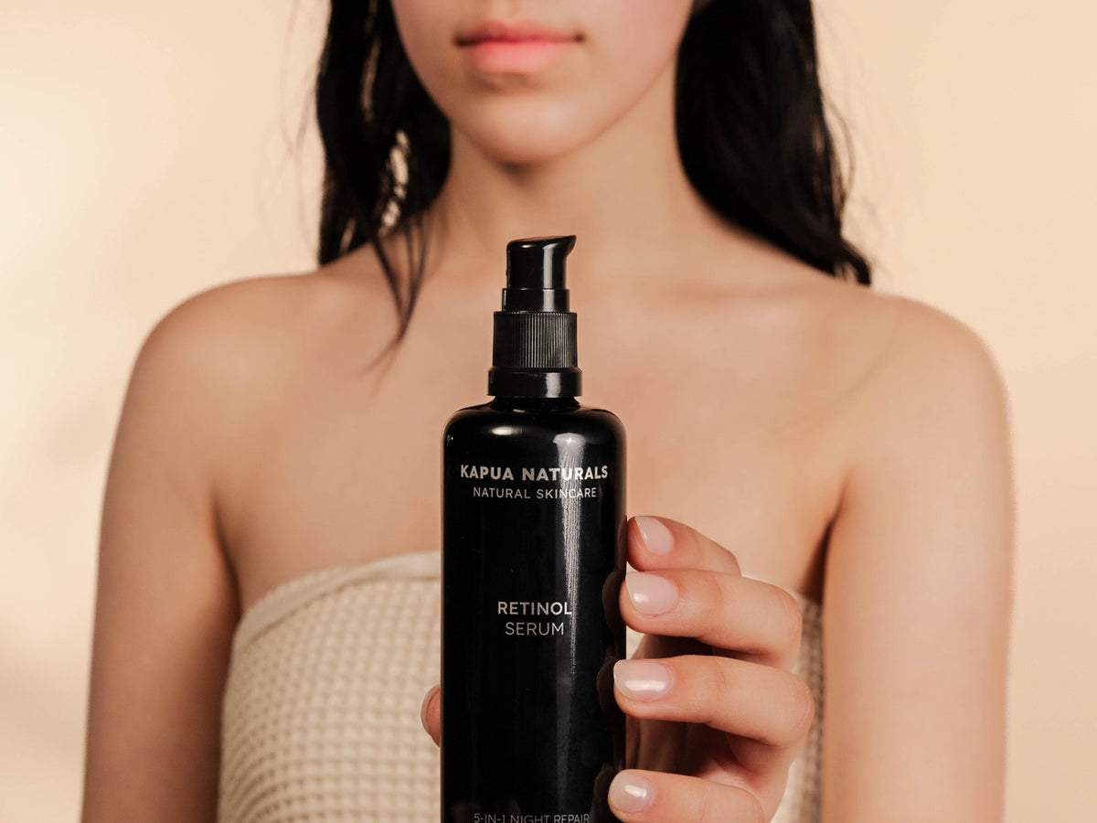 Model zeigt das Retinol Serum von Kapua Naturals