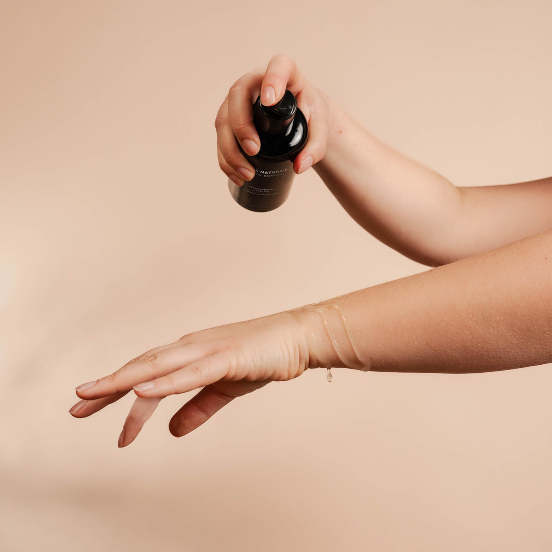 Kapua Naturals Serum wird auf die Haut aufgetragen