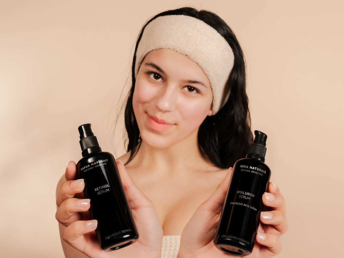 Model hält Retinol Serum und Hyaluron Serum von Kapua Naturals