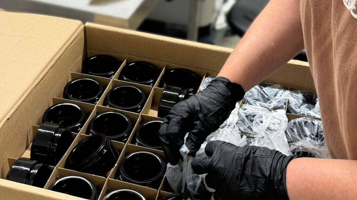 Vorbereitung von Violettglastiegeln für eine Kapua Kleinserie