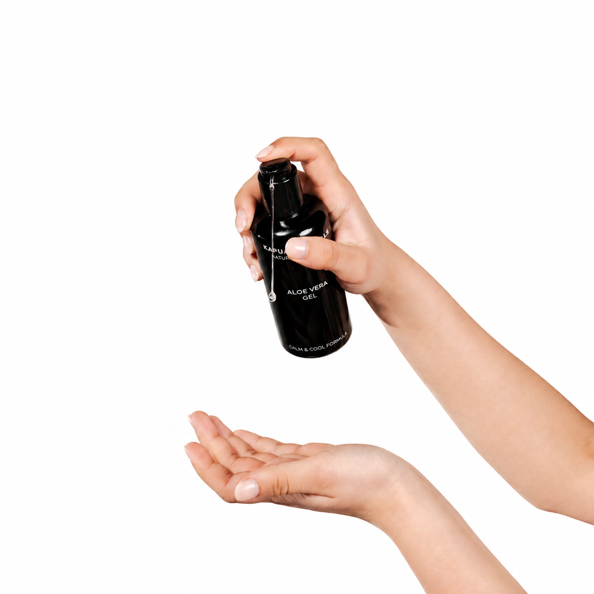 Aloe Vera Gel wird aus der Kapua Pumpflasche auf die Hand gegeben