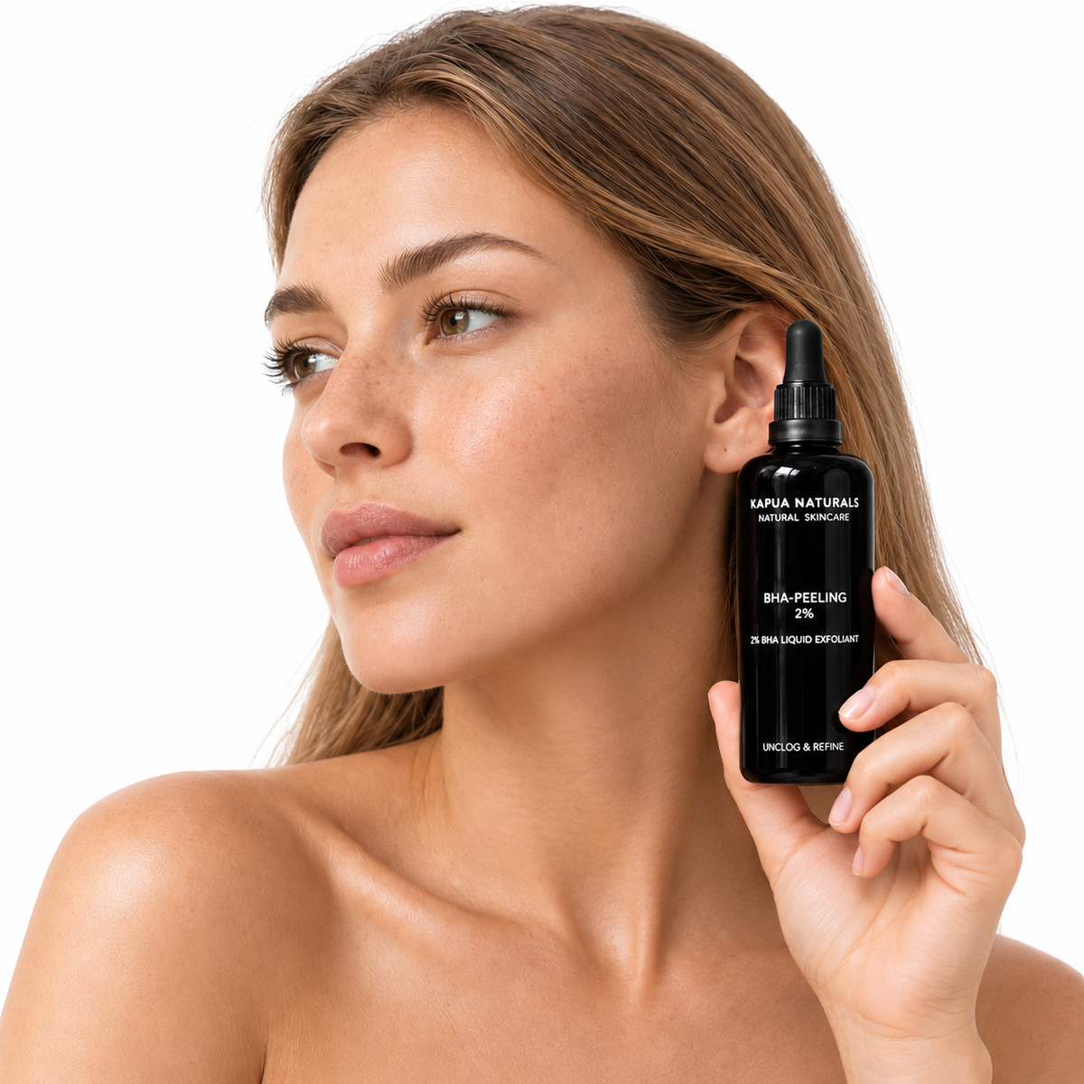 Model mit dem Kapua BHA-Peeling in der schwarzen Pipettenflasche vor weißem Hintergrund