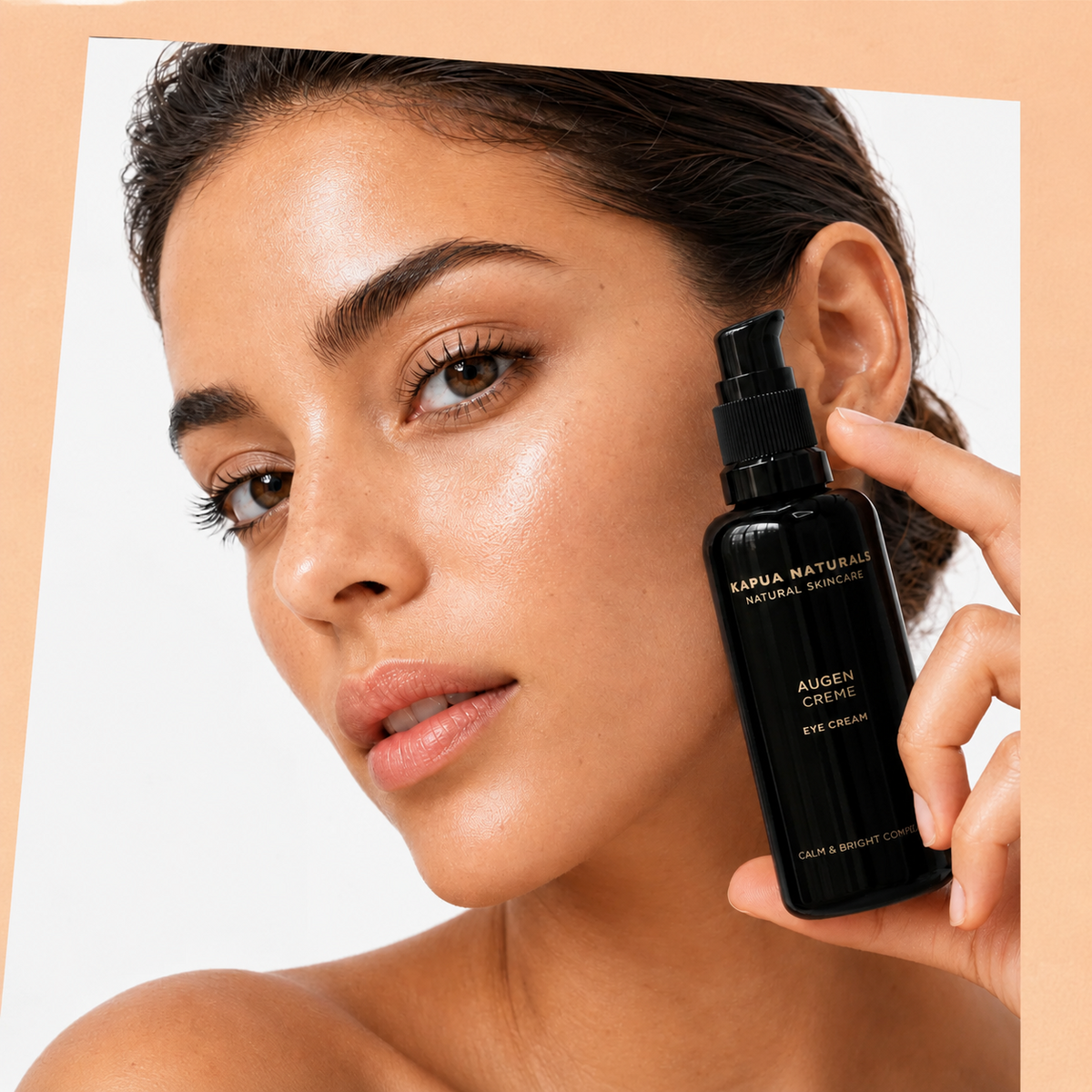 Model hält die Kapua Naturals BIO AUGENCREME 50 ml neben die Augenpartie