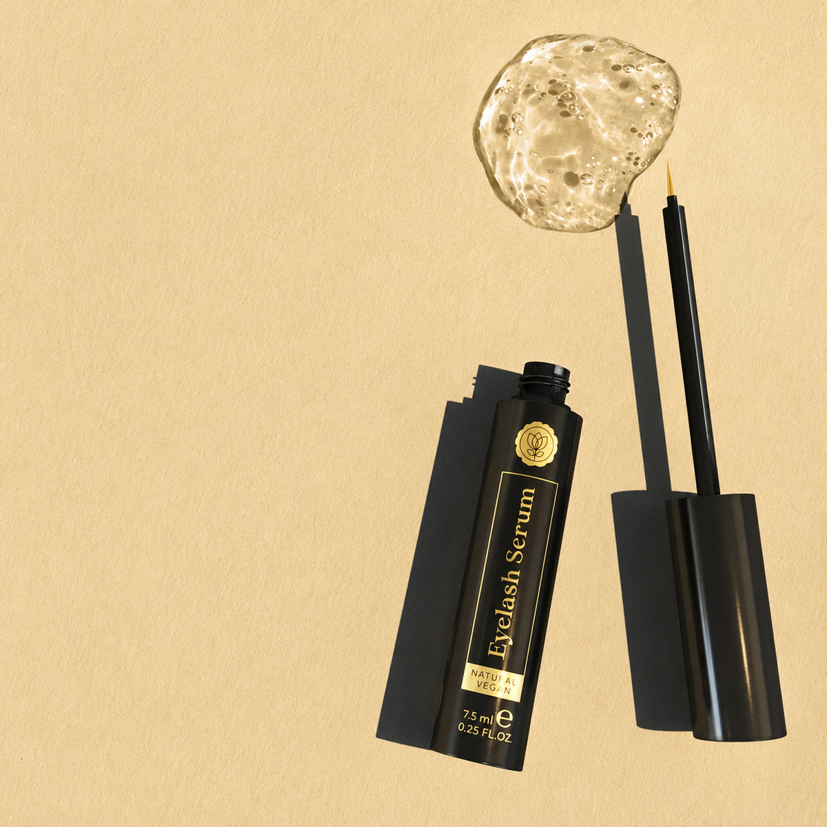BIO WIMPERN SERUM mit geöffnetem Applikator auf warmem Goldhintergrund