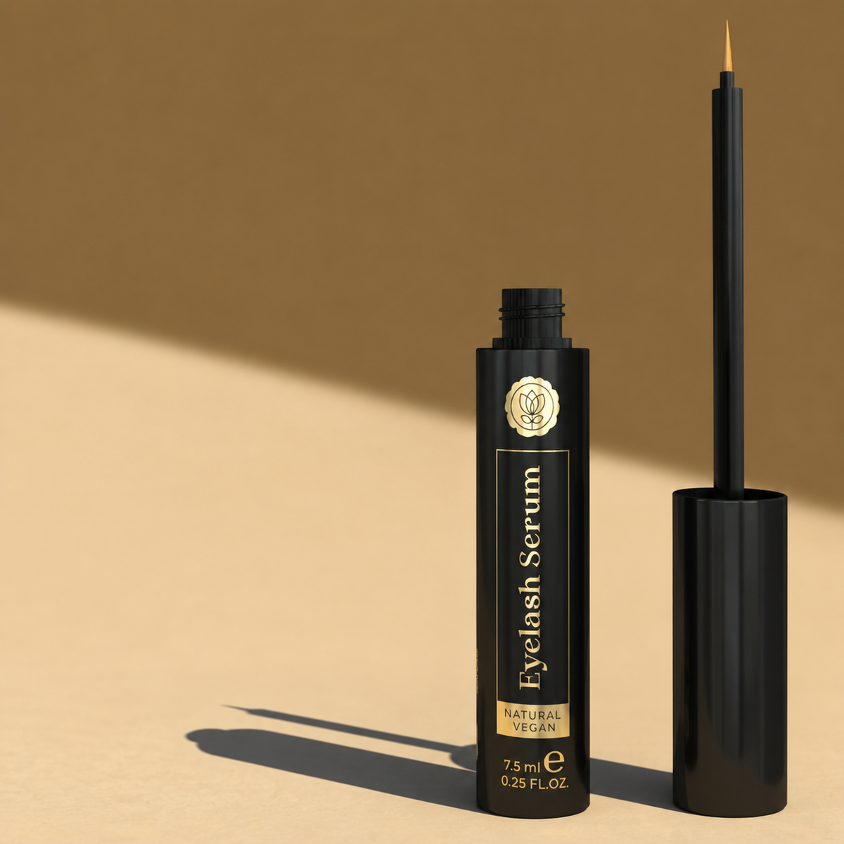 BIO WIMPERN SERUM mit feinem Applikator vor warmem Licht