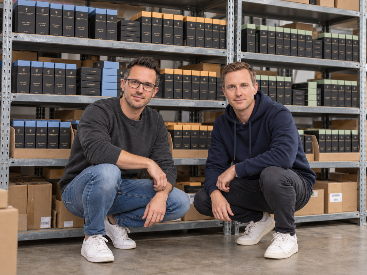 Nils und Sebastian zwischen Regalen mit Kapua-Produkten