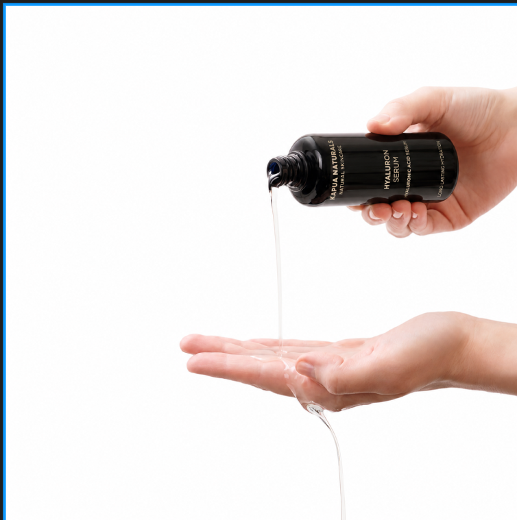 Kapua Naturals Hyaluron Serum wird aus der schwarzen Flasche in eine Hand gegossen