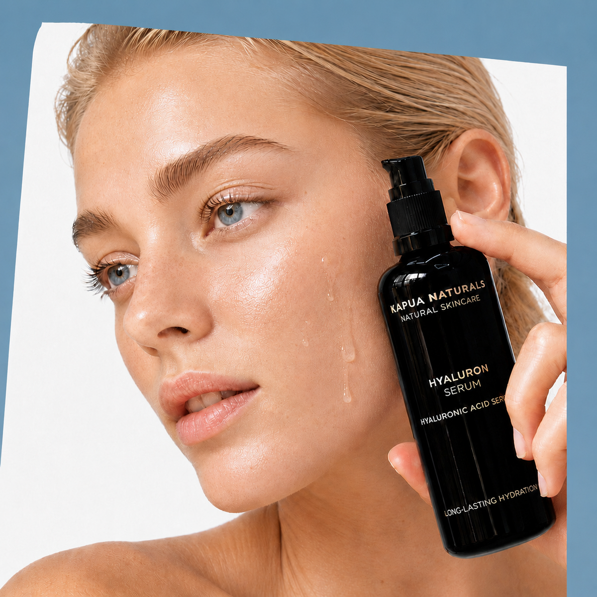 Model mit Kapua Naturals Bio Hyaluron Serum vor hydra-blauem Hintergrund
