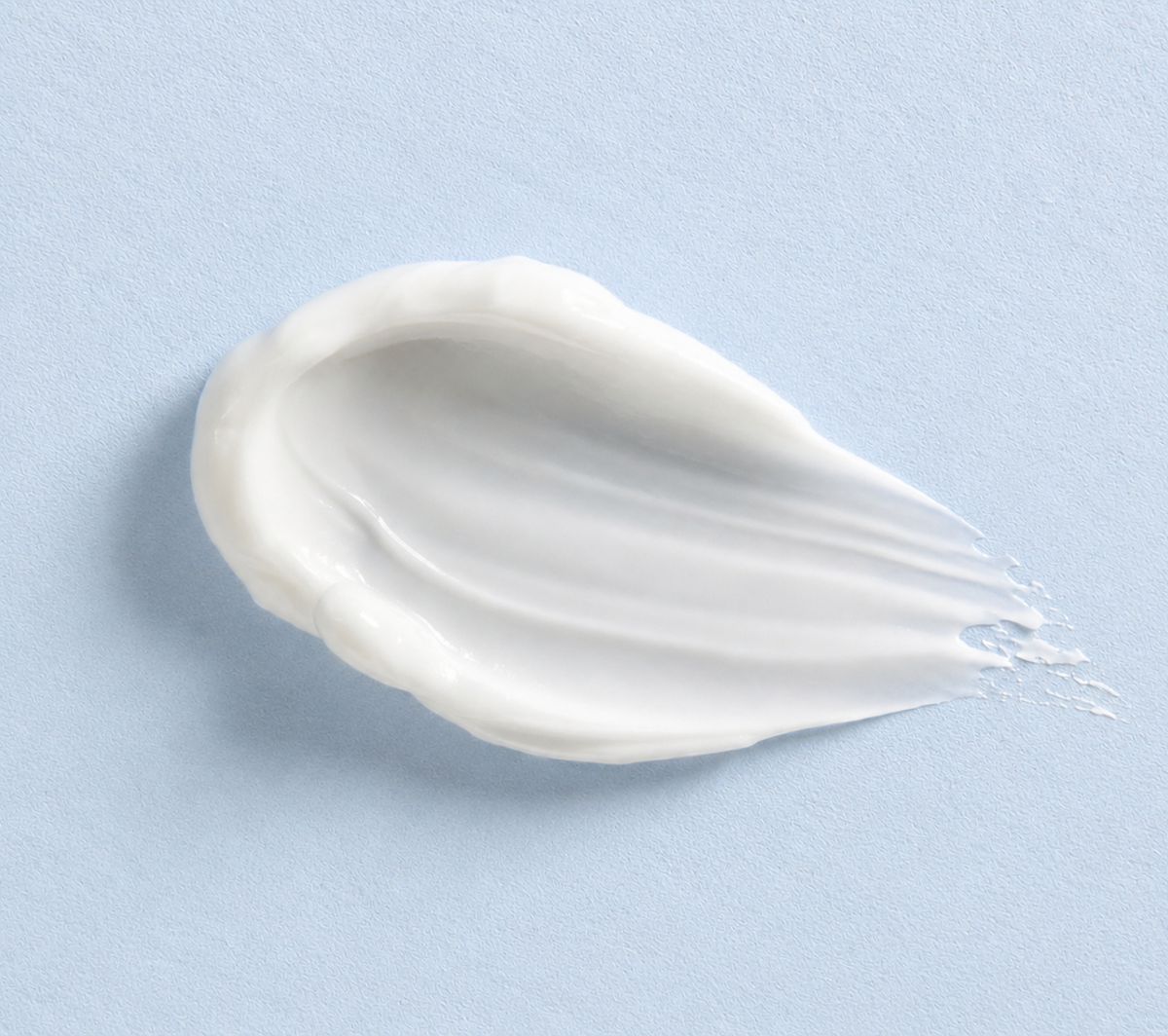 Weiße Creme-Textur des Bio Hyaluron Moisturizer for Men auf hellblauem Hintergrund