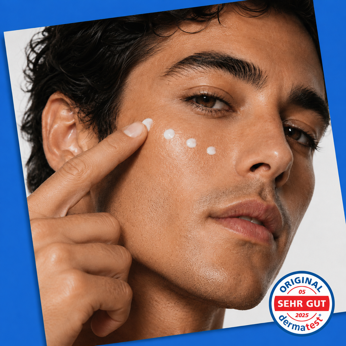 Mann trägt den Kapua Naturals Hyaluron Moisturizer for Men auf die Wange auf