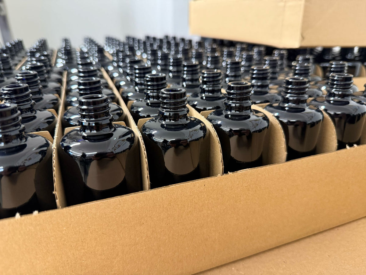 Echte Kapua-Violettglasflaschen in schützenden Kartonfächern vor der Abfüllung